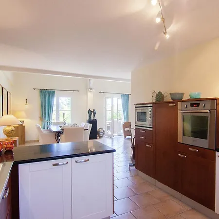 Spacious Villa With Swimming Pool In Rouzede