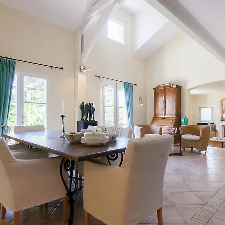 Spacious Villa With Swimming Pool In Rouzede