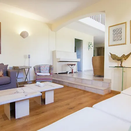 Spacious Villa With Swimming Pool In Rouzede