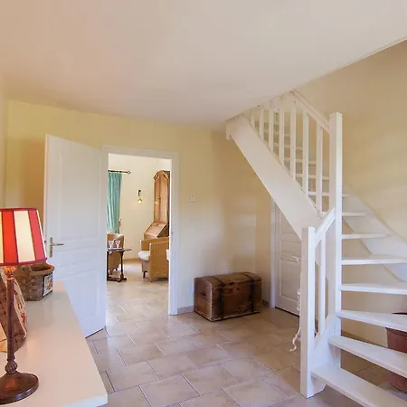 Spacious Villa With Swimming Pool In Rouzede